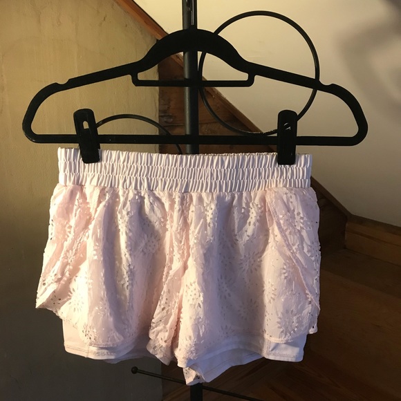 aerie Pants - Aerie Pale Pink Cut Out Exercise Shorts, EUC, M